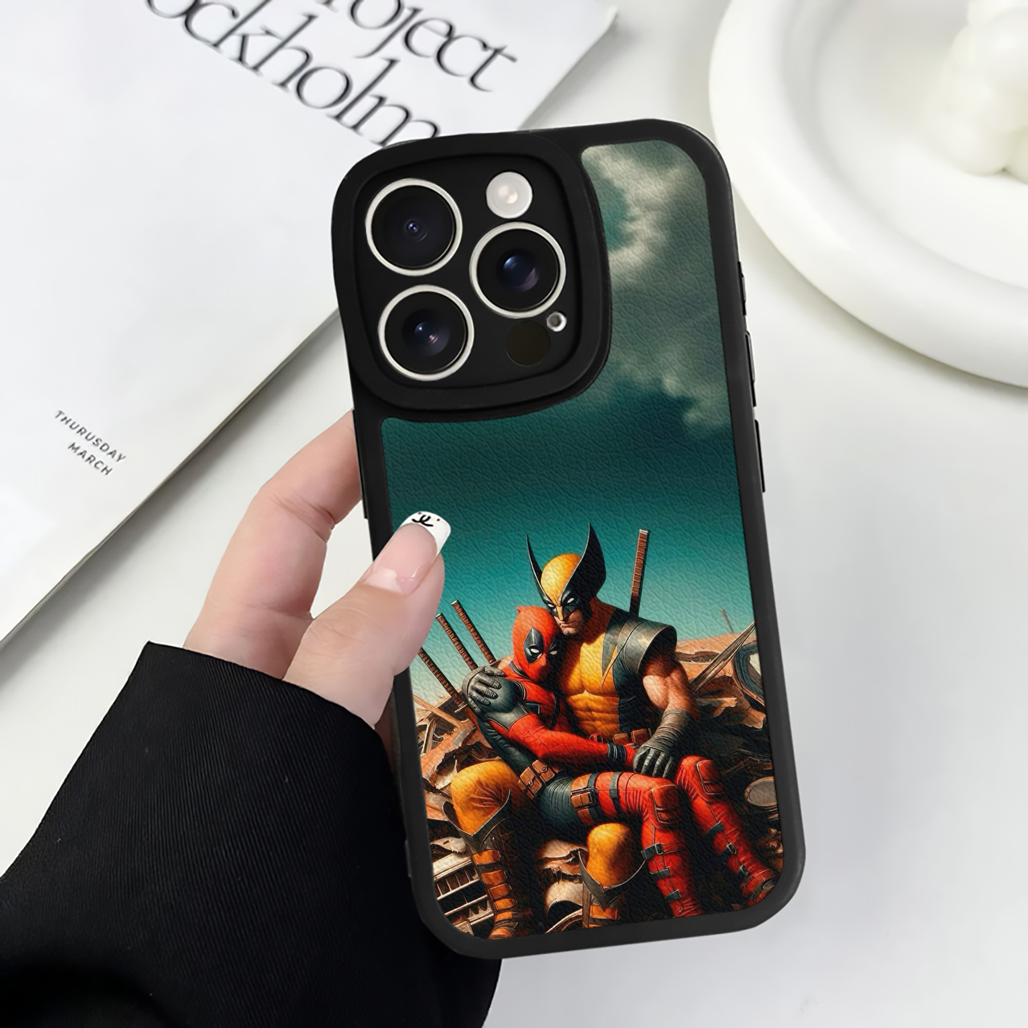 （画像用） Deadpool デッドプール 【iPhone 16シリーズ対応】シリコンスマホケース（レザー調） 材質：シリコン
